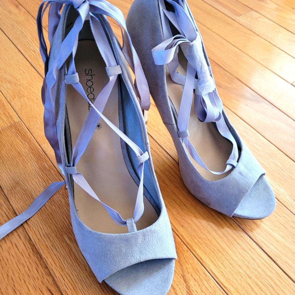 Peep toe pumps